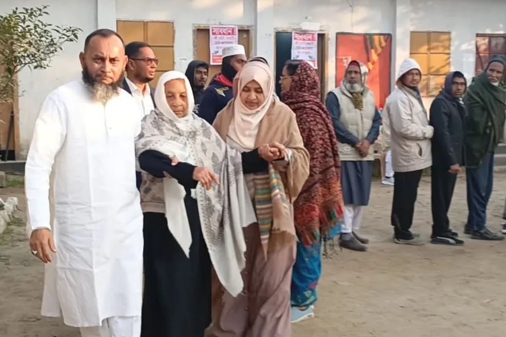 বৃদ্ধা মাকে সাথে নিয়ে ভোট দিলেন স্বতন্ত্র প্রার্থী আবুল বাসার খাঁন 